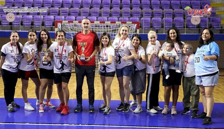 Aliağa Belediyesi Veteran Kadın Hentbol Takımı turnuva şampiyonu oldu