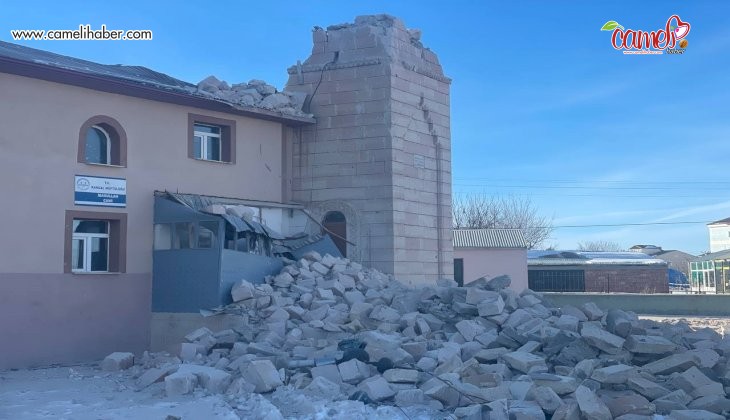 Depremde hasar oluşan caminin minaresi kontrollü olarak yıkıldı