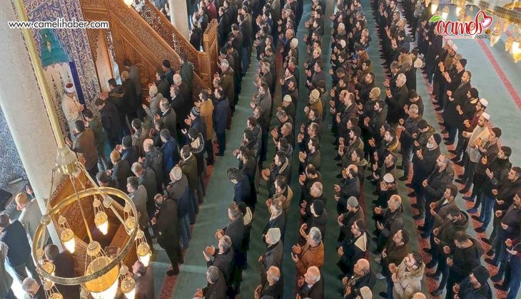 Depremde hayatını kaybedenler için gıyabi cenaze namazı kılındı