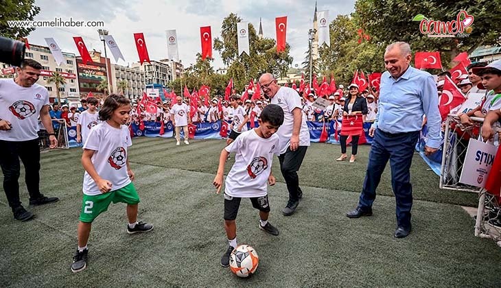 Depremzede çocuklar için düzenlenen futbol şenliği başladı