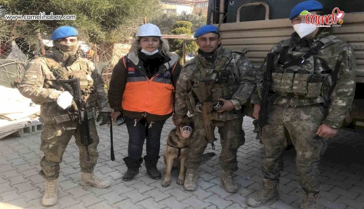 Enkazdan kurtarılan köpeğe askerler sahip çıktı