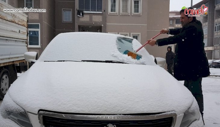 Erzincan pazar gününe karla uyandı