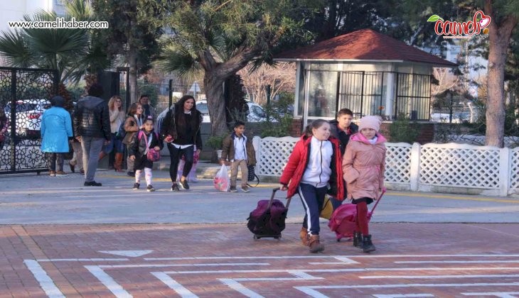 İzmirli öğrenciler, depremzede arkadaşları ile ders başı yaptı