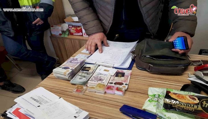 Kastamonu AFAD ekipleri, apartmanda buldukları para, döviz ve ziynet eşyalarını polise teslim etti