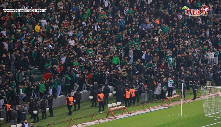 Kocaelispor - Sakaryaspor maçında tribünde gerginlik