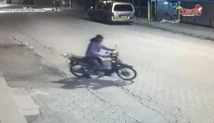Motosiklet hırsızı önce kameraya sonra polise yakalandı